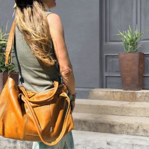 nappy bag-crossbody strap-leisurebag- nappybag