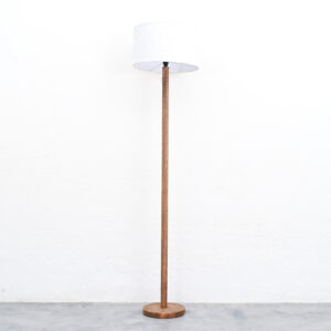 wooden-stem-floor-lamp