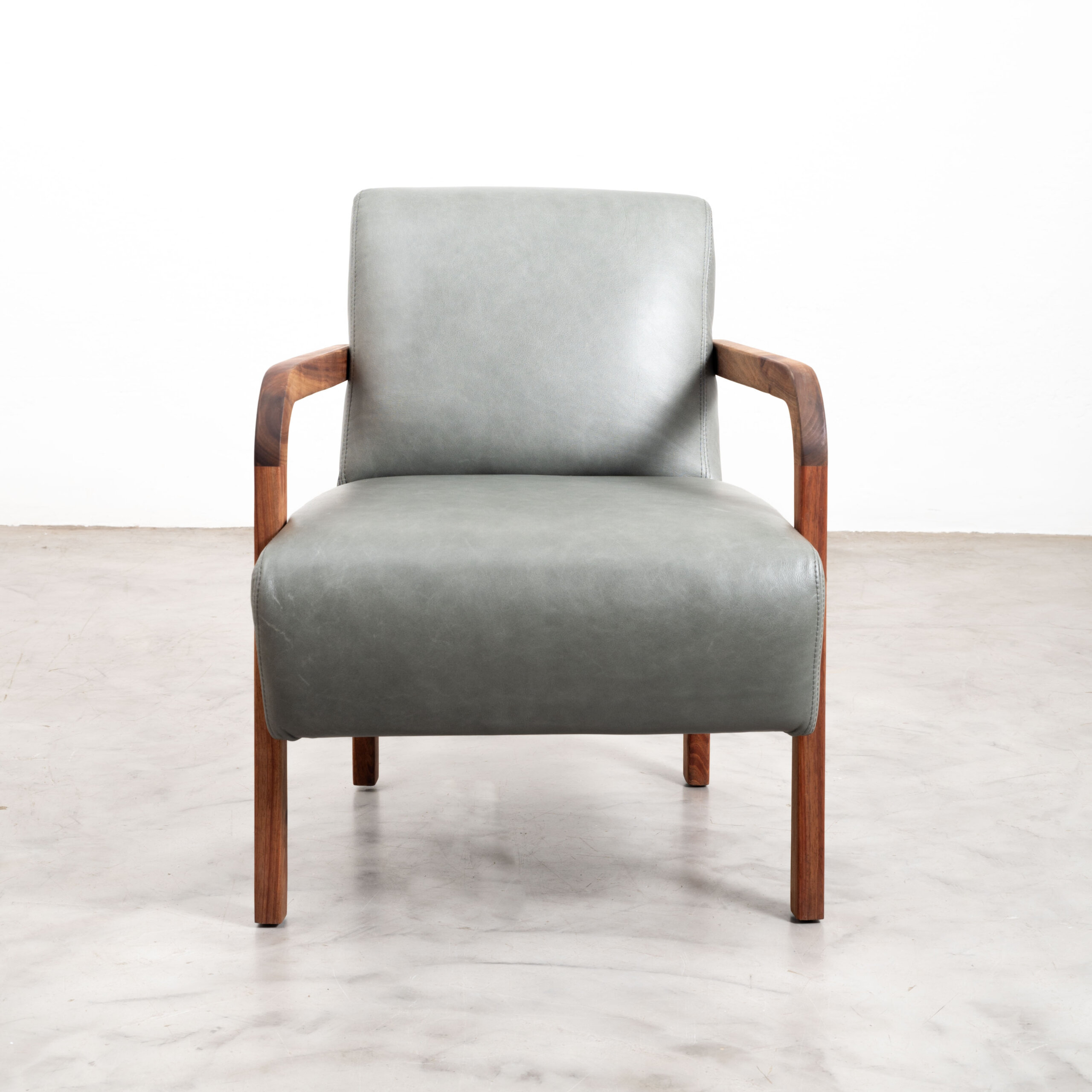Palmiet-leather-Chair-Blackwood-Pepper