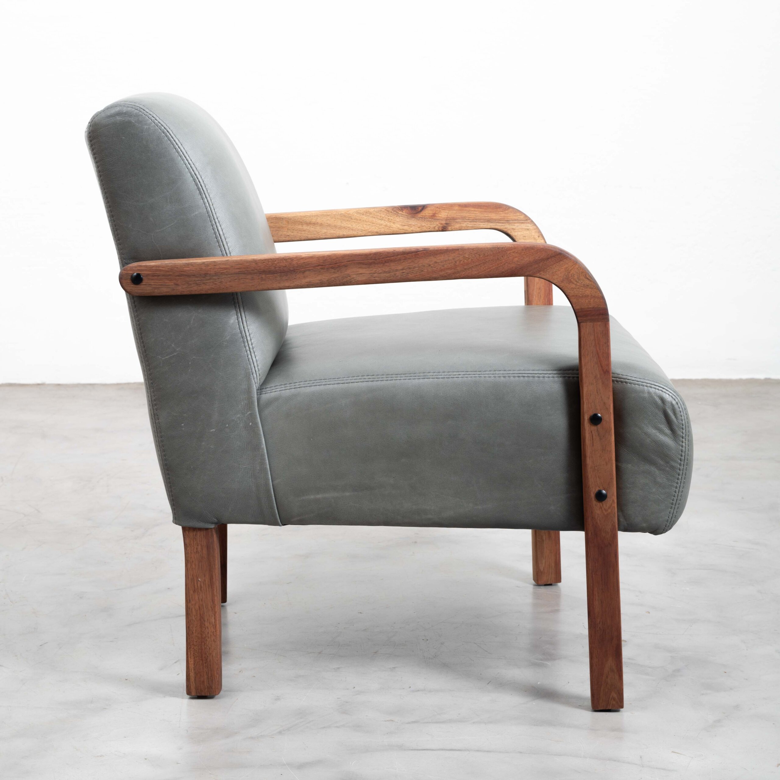 Palmiet-leather-Chair-Blackwood-Pepper