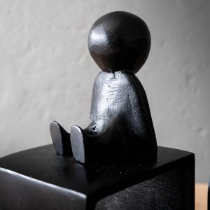 brielle-bookend-seated-black-aluminium