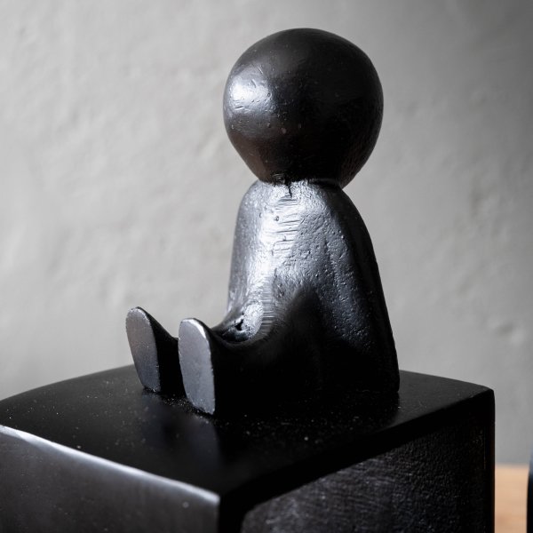 brielle-bookend-seated-black-aluminium