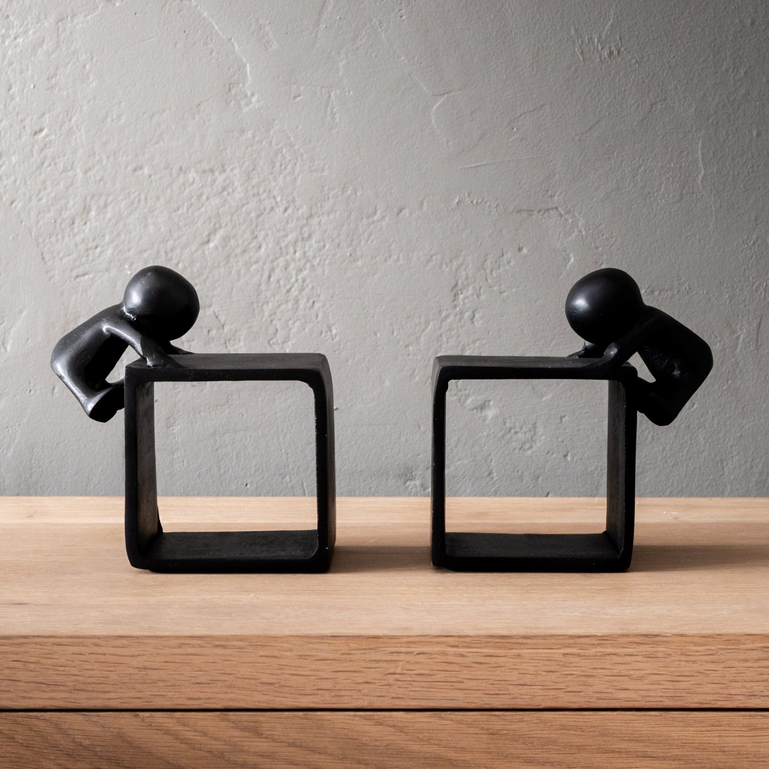 brielle-bookend-holding-on-black-aluminium