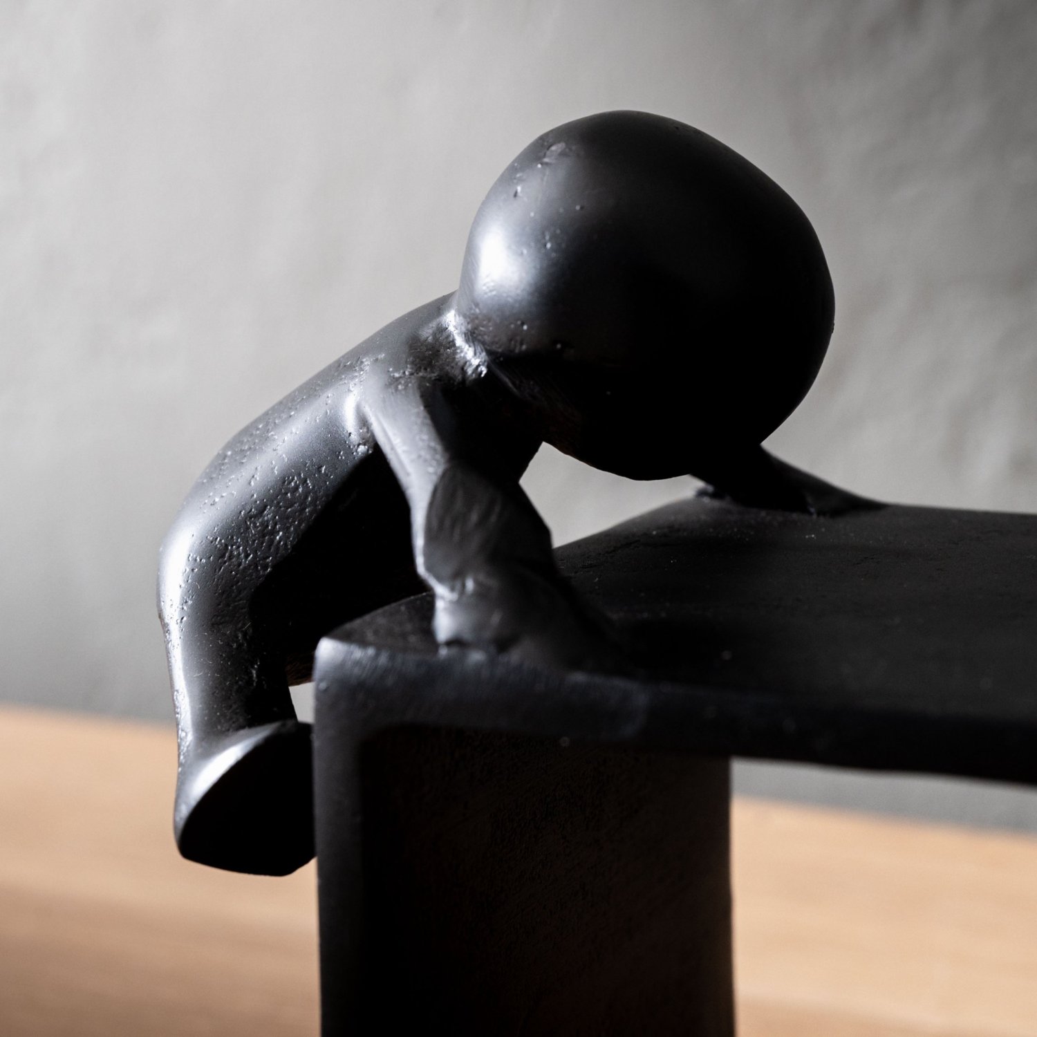 brielle-bookend-holding-on-black-aluminium