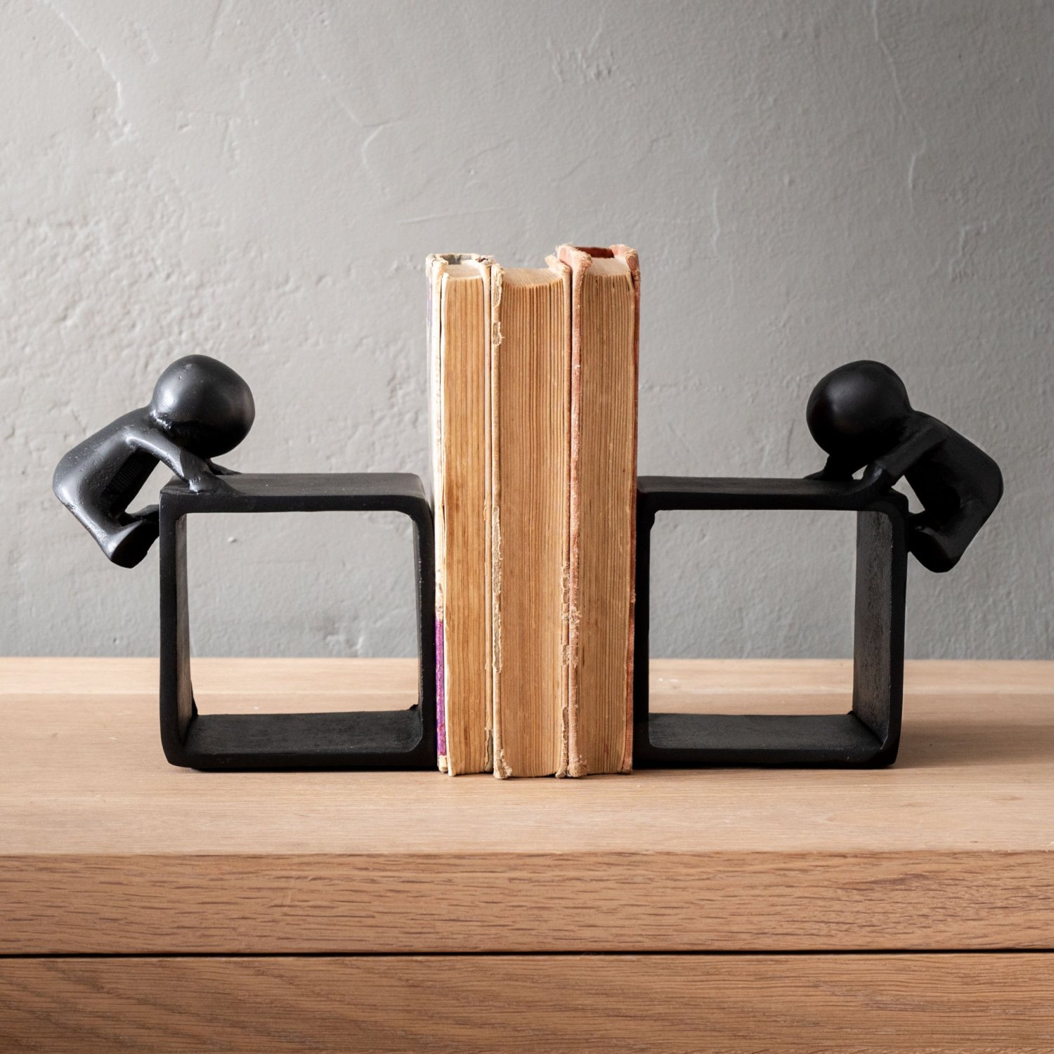 brielle-bookend-holding-on-black-aluminium