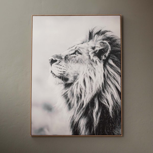 the-watchful-king-framed-canvas